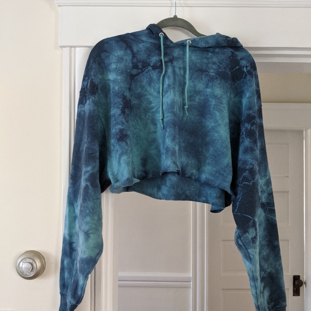 Cropped sweatshirt blue tie dye